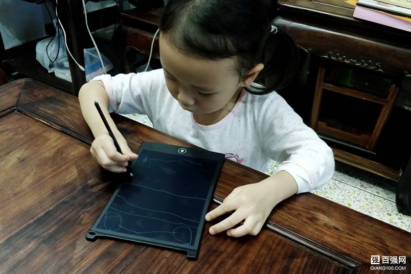 放飞孩子想象，一块画板就够——360液晶手写绘板