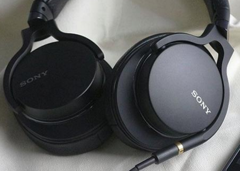 千元内的头戴式耳机，AGK Q701、爱丽丝M1和索尼MDR-1A哪个好？