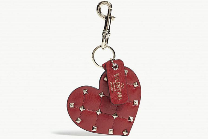 钥匙扣什么样造型好看？Valentino 桃心钥匙扣好吗？
