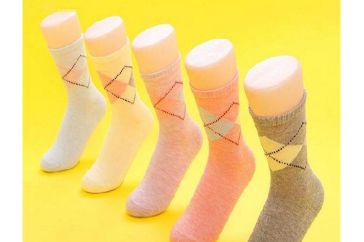 中筒袜子的品牌有哪些？好看又平价的中筒袜淘宝店推荐？