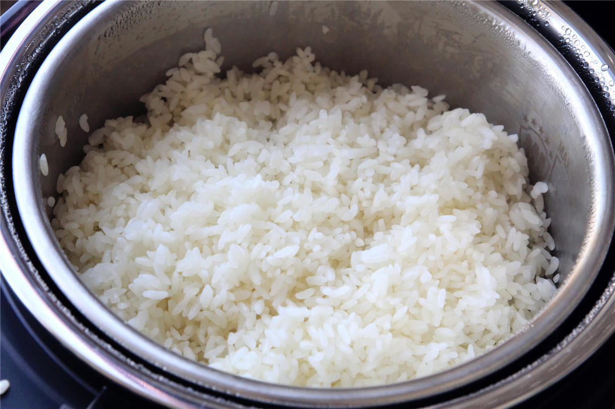 告别餐后血糖升高，臻米养生煲评测：古法蒸煮的米饭松软Q弹